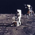 Edwinas Aldrinas i&scaron;dėlioja mokslinę įrangą ant Mėnulio pavir&scaron;iaus. 1969 m. liepos 20 d.