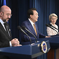 Europos Vadovų Tarybos pirmininkas Charles'is Michelis, Pietų Korėjos prezidentas Yoon Suk-yeolas ir Europos Komisijos pirmininkė Ursula von der Leyen