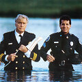 George'as Gaynesas ir Steve'as Guttenbergas filme &bdquo;Policijos akademija 4&ldquo; (1987 m.)