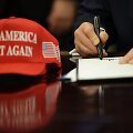 "MAGA" kepurė ir Donaldas Trumpas / Samuel Corum - Pool via CNP / picture alliance / Consolidated News Photos