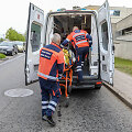 Greitosios medicinos pagalbos darbuotojai suteikia pagalbą Vilniaus Žvejų gatvėje automobilio partrenktam vaikui
