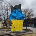Paminklas Ukmergėje nudažytas Ukrainos vėliavos spalvomis
