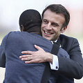 Prancūzijos prezidentas Emmanuelis Macronas ir i&scaron; nelaisvės Malyje grįžęs žurnalistas Olivier Dubois
