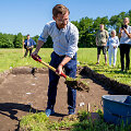 Norvegijos klimato ir aplinkos ministras Sveinungas Rotevatnas simboli&scaron;kai pradėjo archeologinius kasinėjimus.