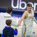 Luka Dončičius po rungtynių sveikinasi su &bdquo;Mavericks&ldquo; savininku Marku Cubanu ir jo sūnumi Jake'u
