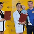 Greta Lebedeva-Kazakevič ir Aleksandras Kazakevičius su judviejų vaikais Elara bei Eldaru