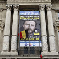 Už Olivier Vandecasteele i&scaron;slaivinimą pasisakantys plakatai Belgijoje