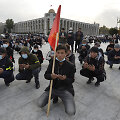 Kirgizai meldžiasi protesto metu