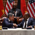 JAV valstybės sekretorius Antony Blinkenas ir Papua Naujosios Gvinėjos gynybos ministras Winas Bakris Daki 