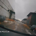 Nuotraukose pavaizduotas automobilis, kurio vairuotojas įtariamas sausio 27-ąją &Scaron;ilutės plente partrenkęs moterį ir pabėgęs.