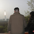 &Scaron;iaurės Korėjos lyderis Kim Jong Unas stebi raketos paleidimą