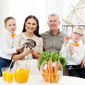 Inga Budrienė su vyru Dariumi ir vaikais &ndash; Kerniumi ir Mantu (de&scaron;inėje)