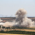 Sirijos &scaron;iaurės vakaruose režimo lėktuvai bombardavo gyvenamąjį rajoną