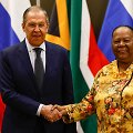 Rusijos užsienio reikalų ministras Sergejus Lavrovas ir PAR užsienio reikalų ministrė Naledi Pandor