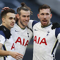 Garethas Bale'as su komandos draugais &scaron;venčia įvartį prie&scaron; &bdquo;Burnley&ldquo;
