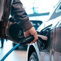Įkraunamas elektromobilis (Shutterstock nuotr.)