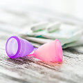 Higienos priemonės: menstruacinės taurelės, tamponai ir įklotai
