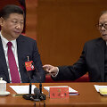 Buvęs Kinijos lyderis Jiang Zeminas ir dabartinis Komunistų partijos lyderis Xi Jinpingas