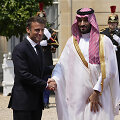 Prancūzijos prezidentas Emmanuelis Macronas ir Saudo Arabijos sosto įpėdinis princas Mohammedas bin Salmanas