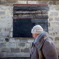 Marjinkos prie&scaron;akinėse linijose gyvenanti Valentina eina pro savo namo užkaltus langus