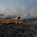 Nevyriausybinės organizacijos gamtosaugininkas gesina gaisrą Pantanalio regione.