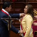 Peru Kongreso pirmininkas Jose Williamsas Zapatas prisaikdina Diną Boluartę naująja prezidente