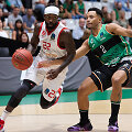 &bdquo;Hapoel&ldquo; gynėjas Patrickas Beverley (kairėje) prie&scaron; &bdquo;Joventut&ldquo; atstovą Devoną Durrellą Dotsoną