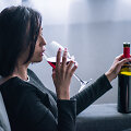Alkoholį gerianti moteris