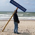 Pajūrio regioninio parko darbuotojams teko i&scaron; smėlio kasti nelegaliai pastatytą ženklą.