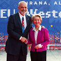 Albanijos ministras pirmininkas Edis Rama sveikina į susitikimą atvykusią Europos komisijos pirmininkę Ursula von der Leyen 