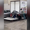 &Scaron;irdis tirpdo sunkvežimio vairuotojo poelgis &ndash; moteriai padėjo pasiekti automobilį