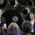 &bdquo;SpaceX&ldquo; vadovas Elonas Muskas ir pirmasis apie Mėnulį skrisiantis turistas Yusaku Maezawa