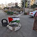 Palestinietė moteris stovi prie vietos, kur Izraelio kariuomenės buvo nužudyta 19-metė Sana al-Tal