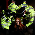 Londono policija sulaiko moterį Sarah Everard gedėjime