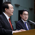Japonijos premjeras Fumio Kishida ir Pietų Korėjos prezidentas Yoon Suk-yeolas