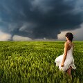 Drąsi fotosesija greta besiartinančio tornado Kanzase