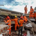 Gelbėtojų brigada ie&scaron;ko daugiau žemės drebėjimo aukų