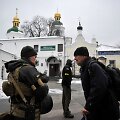 Ginkluoti pareigūnai tikrino įeinančių tikinčiųjų tapatybę ir krep&scaron;ius