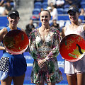 Nuo kairės &ndash; vicečempionė Jessica Pegula, &Scaron;veicarijos teniso legenda Martina Hingis ir čempionė Veronika Kudermetova