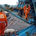 Indijos gelbėtojų tarnyba įvykio vietoje