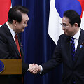 Pietų Korėjos prezidentas Yoon Suk-yeolas ir Japonijos premjeras Fumio Kishida