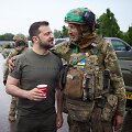 Ukrainos prezidentas Volodymyras Zelenskis su kariu Donecko regione