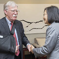 Baltųjų rūmų nacionalinio saugumo patarėjas Johnas Boltonas ir Taivano prezidentė Tsai Ing-wen