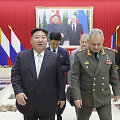 &Scaron;iaurės Korėjos vadovas Kim Jong Unas ir Rusijos gynybos ministras Sergejus &Scaron;oigu