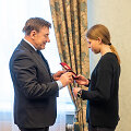 VDU rektorius J.Augutis gimnazistei M.Jankutei įteikia medalį