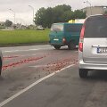 Ant Baltijos prospekto žiedo gatvės dangos penktadienio rytą pabiro bra&scaron;kės.