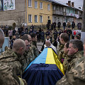 Laidojamas žuvęs Ukrainos karys