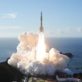 Jungtinių Arabų Emyratų zondas &bdquo;al Amal&ldquo; (&bdquo;Viltis&ldquo;) kyla i&scaron; Tanega&scaron;imos kosminio centro pietų Japonijoje. I&scaron;kėlimą organizuoja bendrovė &bdquo;Mitsubishi Heavy Industries&ldquo;.
