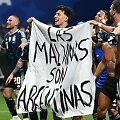 Argentinos rinktinės žaidėjai laiko plaktą &bdquo;Malvinai - Argentinos&ldquo;