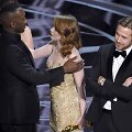 &bdquo;Mėnesienos&ldquo; aktorius Mahershala Ali ir &bdquo;Kalifornijos svajų&ldquo; aktoriai Emma Stone bei Ryanas Goslingas